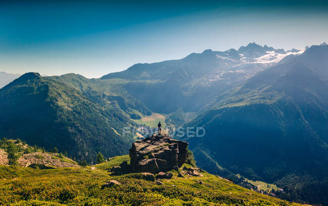 Vista posteriore di solitario turista guardando muschioso montagne rocciose in giornata luminosa a Chamonix, Monte Bianco — Foto stock
