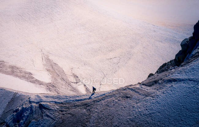 Vista lateral do caminhante ativo andando em montanhas brancas rochosas em dia brilhante em Chamonix, Mont-Blanc — Fotografia de Stock