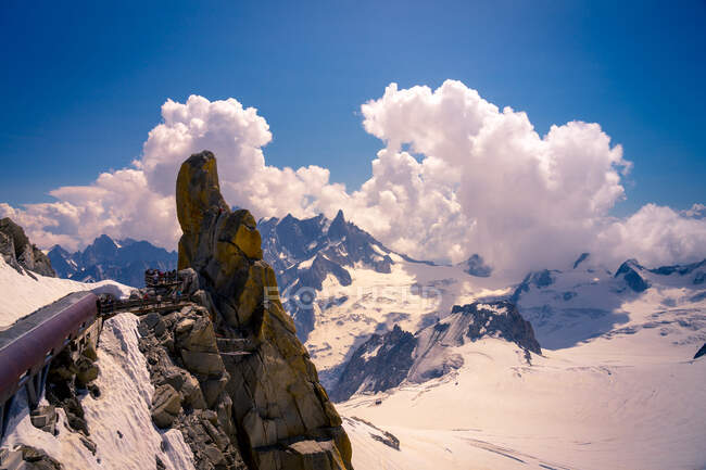 Picos de montaña blancos y agudos en la nieve que sube al cielo nublado - foto de stock