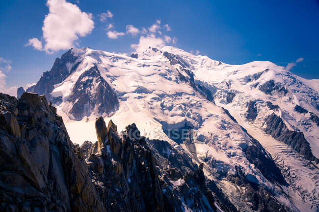 Schneebedeckte Felsgipfel hoch am Himmel bei hellem Tag in Chamonix, Mont-Blanc — Stockfoto