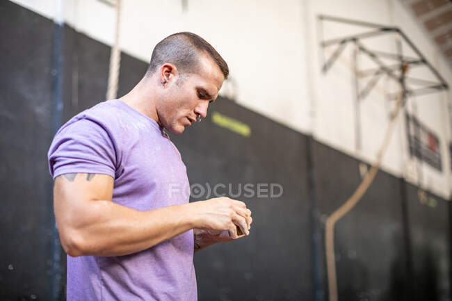 Atleta che diffonde magnesio sulle mani — Foto stock