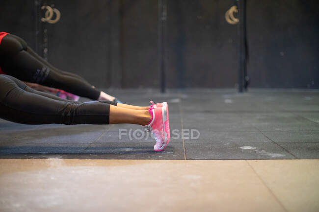 Fit mulher fazendo flexões — Fotografia de Stock