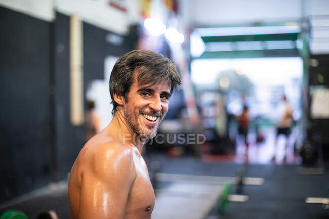 Веселый спортсмен, стоящий в спортзале — стоковое фото