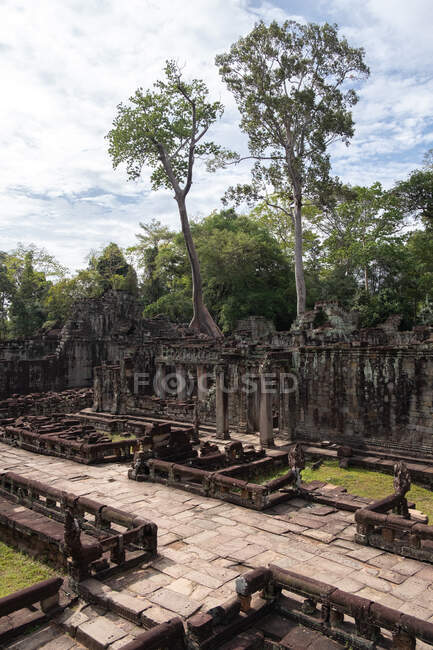 Landschaftliche Ruinenlandschaft des religiösen Hindu-Tempels von Angkor Wat in Kambodscha — Stockfoto