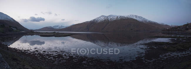 Paisagem panorâmica do lago em montanhas nevadas na Irlanda — Fotografia de Stock