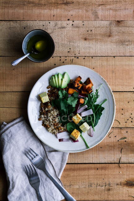 Вкусное овощное блюдо в тарелках на столе — стоковое фото