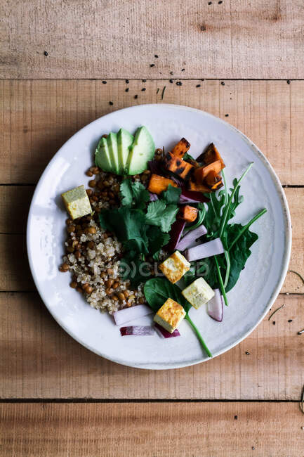 Delizioso piatto vegetale in piatti sul tavolo — Foto stock