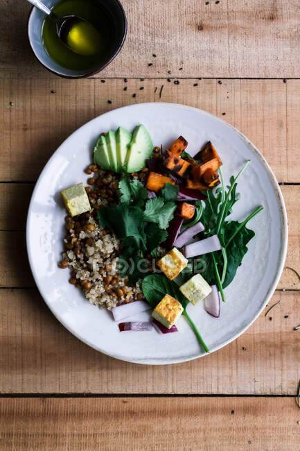Leckeres Gemüsegericht in Tellern auf dem Tisch — Stockfoto