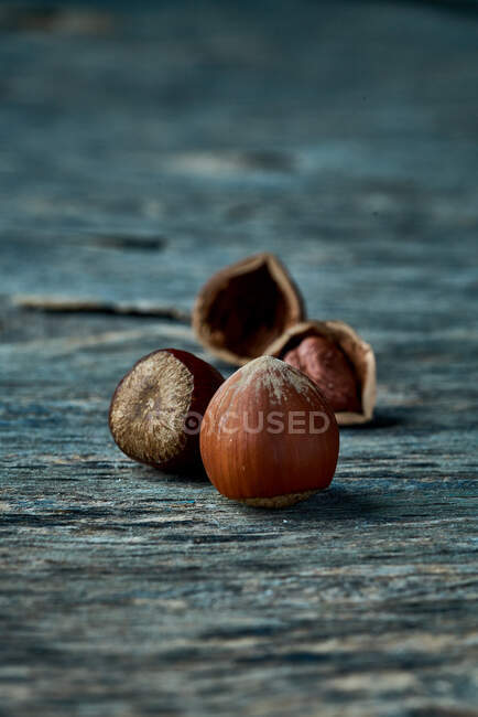 Brown ripe hazelnuts on table — Stock Photo