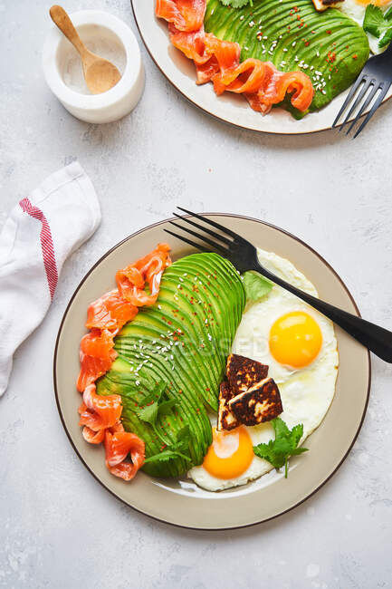 Здоровый завтрак с яичницей и авокадо — стоковое фото