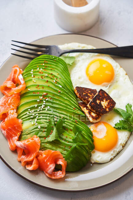 Здоровий сніданок зі смаженими яйцями та авокадо — стокове фото