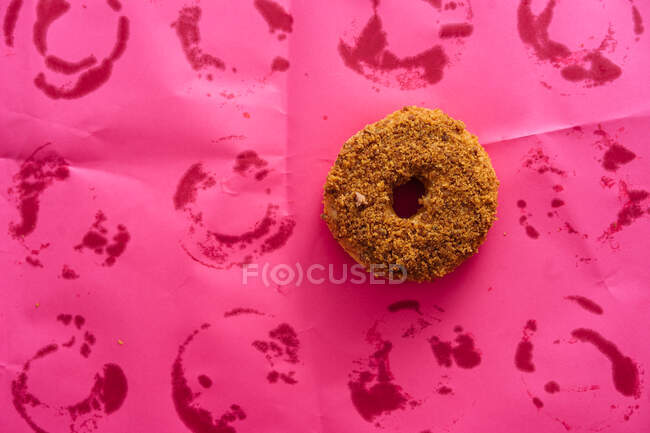 Donut sobre fondo rosa - foto de stock