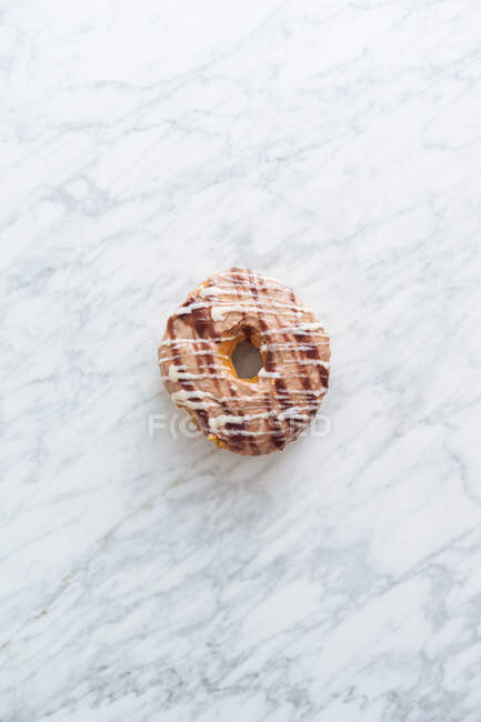 Donut acristalado sobre fondo de mármol - foto de stock