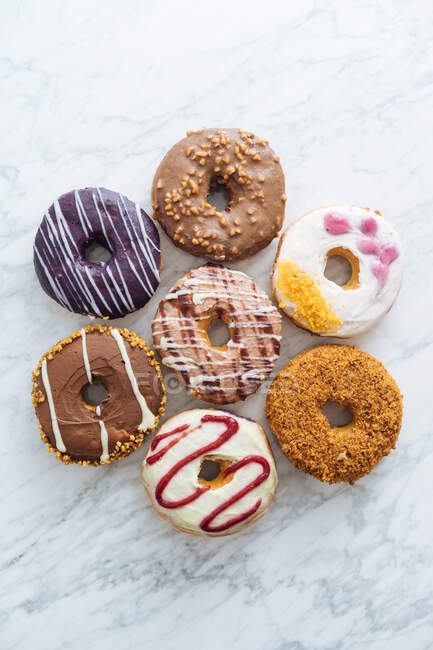 Vielzahl von Donuts auf Marmorhintergrund — Stockfoto