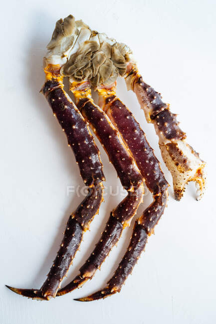 Draufsicht der gekochten Königskrabbenbeine auf weißem Hintergrund — Stockfoto