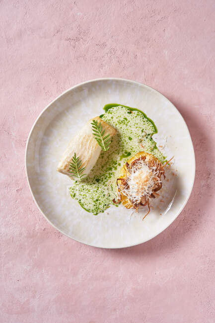 Molho de creme para prato de peixe gostoso com ervas no fundo rosa no restaurante — Fotografia de Stock
