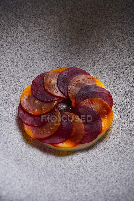 Сверху восхитительное блюдо из тонких ломтиков вареной моркови и свеклы на тарелке — стоковое фото