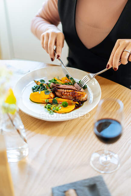 Unbekannter beschnitt Person isst und trinkt Rotwein in Luxus-Restaurant — Stockfoto