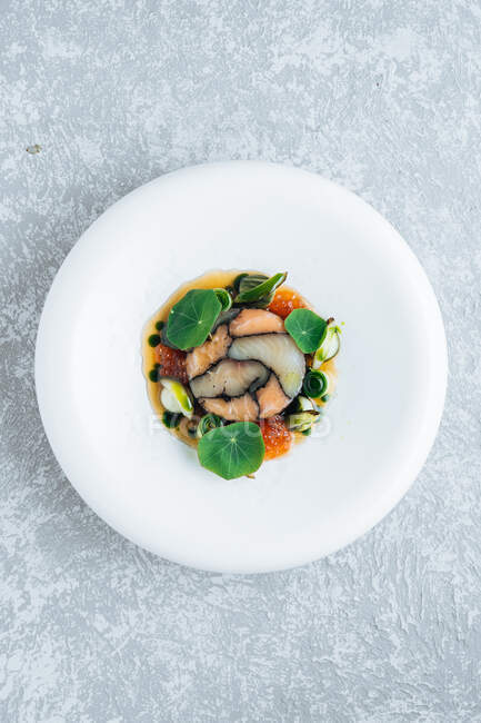 Von oben schmackhafter Gelee-Fisch mit frischem Kaviar und Gemüse auf weißem Hintergrund — Stockfoto