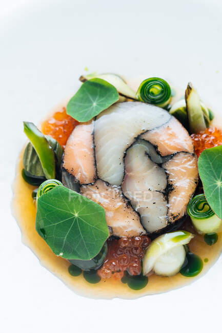 D'en haut savoureux poissons confits avec du caviar frais et des légumes servis sur fond blanc — Photo de stock