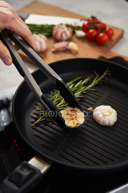 Grillpfanne mit Rosmarin und Knoblauch in der Küche — Stockfoto