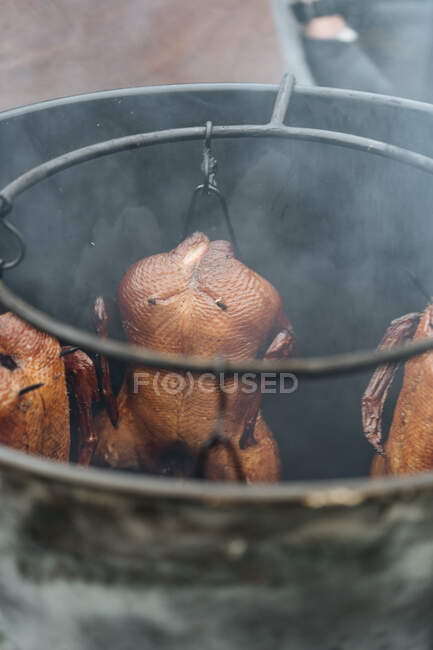 Dall'alto di cottura di pollo fritto in tandoor in bancarella di mercato — Foto stock