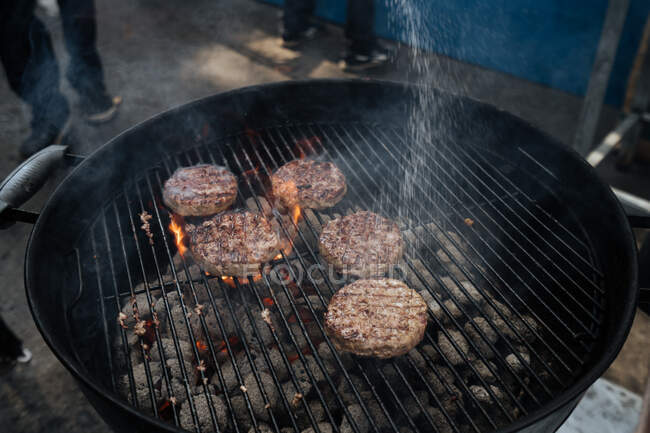 De cima de costeleta de cozinha com fumaça na grelha na banca de mercado — Fotografia de Stock