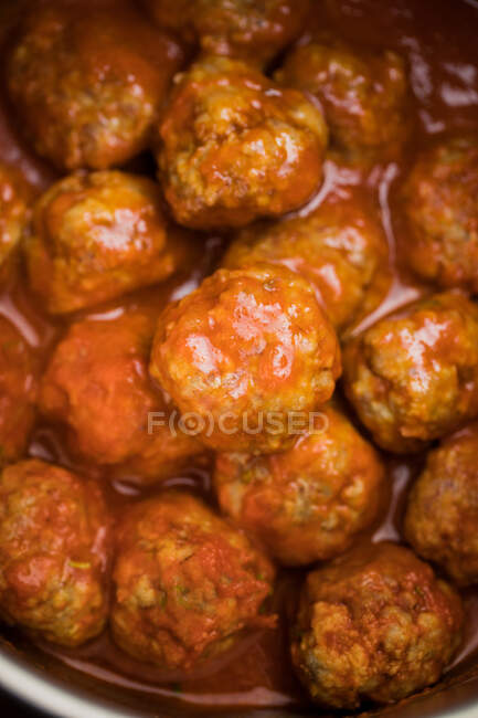 D'en haut savoureuses boulettes de viande cuites avec sauce tomate — Photo de stock