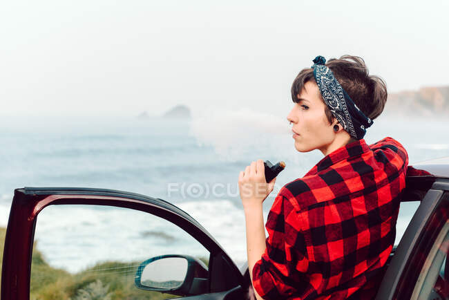 Сучасна леді насолоджується видом на узбережжя — стокове фото
