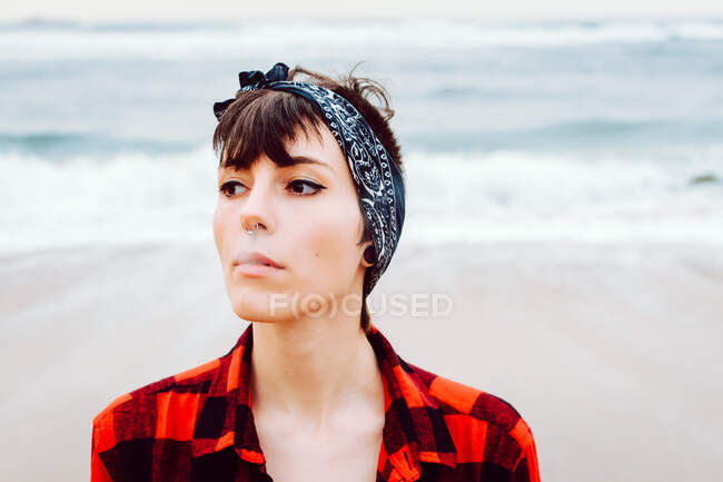 Mujer fumando cigarrillo en la playa - foto de stock
