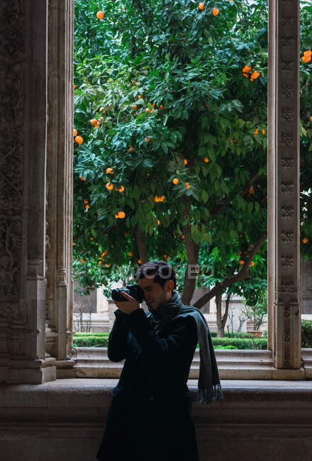 Путешественник посещает историческое здание и фотографирует — стоковое фото