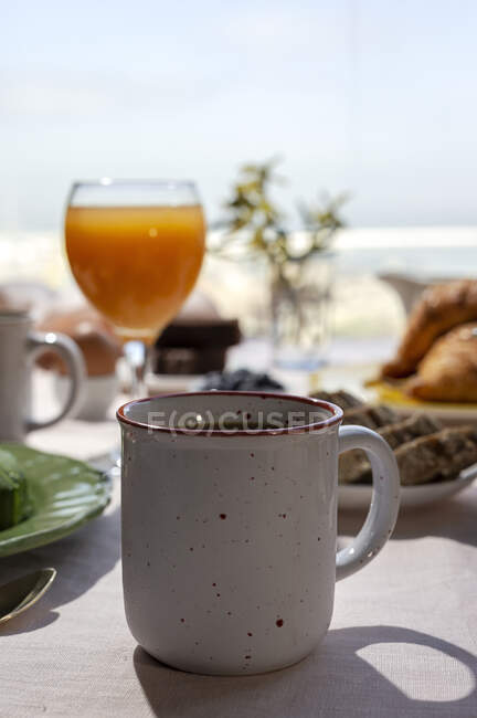 Petit déjeuner brunch complet fait maison au soleil avec thé ou tasse de café et jus d'orange — Photo de stock