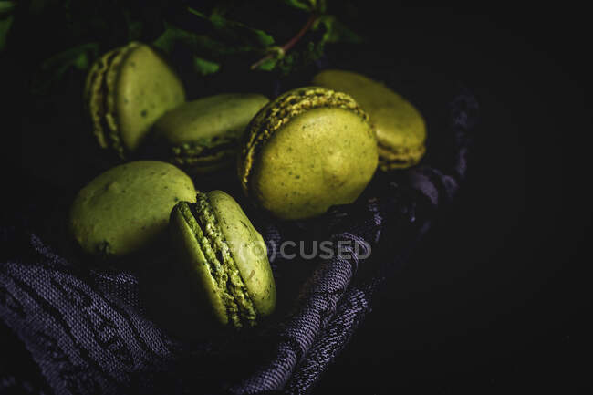 Macarrones verdes caseros verdes con menta sobre fondo oscuro. Comida oscura . - foto de stock