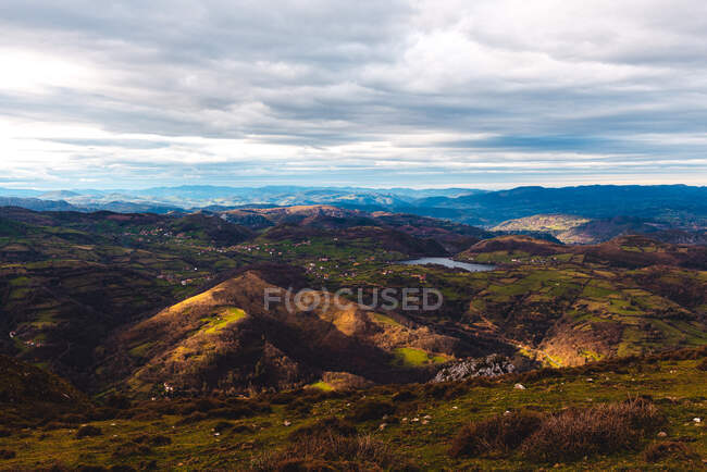 Highland contra cumes de montanha nevados no horizonte sob céu nublado cinza em Espanha — Fotografia de Stock