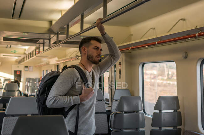 Konzentrierter junger männlicher Fahrgast fährt tagsüber U-Bahn — Stockfoto