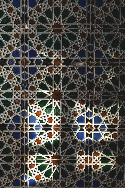 Bâtiment typique et détails de l'architecture arabe. Portes, fenêtres, mosaïques, artisanat — Photo de stock