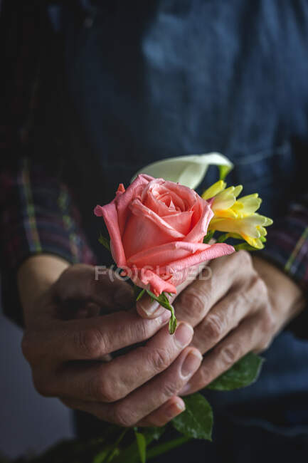 Unerkennbar weibliche professionelle Floristin, die Sträuße verschiedener Art herstellt. Rosen. Gelbe Blumen. Buchten — Stockfoto