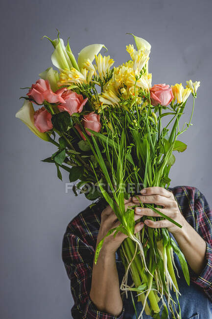Florista profissional feminino irreconhecível fazendo buquês de vários tipos. Rosas. Flores amarelas. Enseadas — Fotografia de Stock