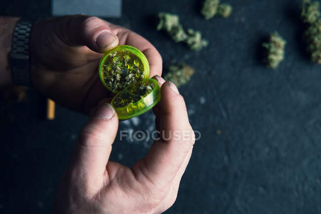 Fumatore maschio irriconoscibile che produce marijuana comune — Foto stock