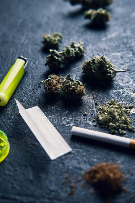 Brotes de marihuana y cigarrillos para hacer articulaciones - foto de stock