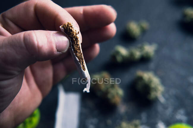 Unbekannter stellt Cannabis-Joint zu Hause her — Stockfoto