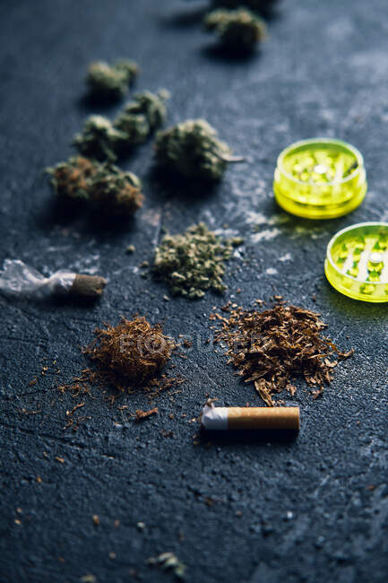 Marijuana buds and cigarette for making joint — Stock Photo