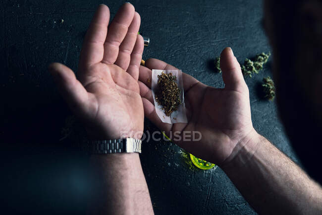 Maschio irriconoscibile che fa cannabis a casa — Foto stock