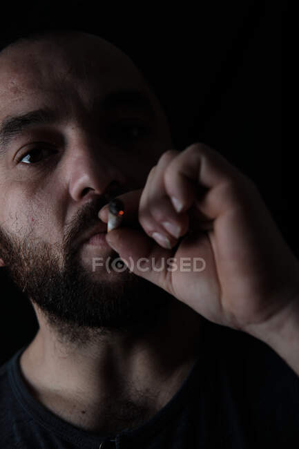Uomo adulto che fuma cannabis comune — Foto stock
