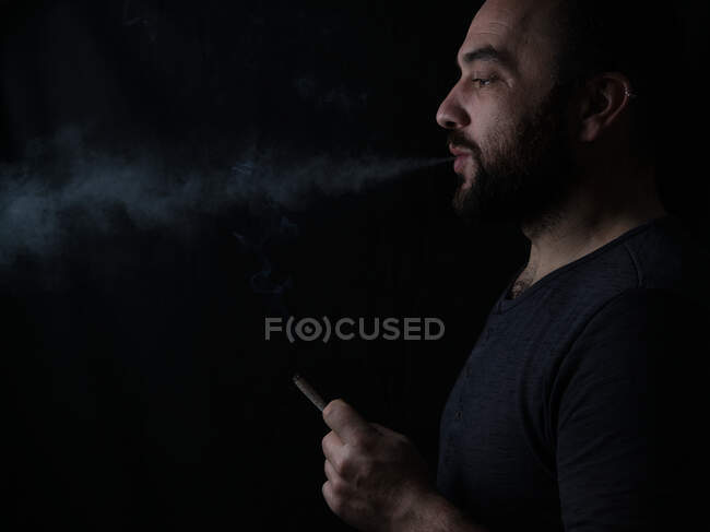 Дорослий чоловік курить конопляний суглоб — стокове фото