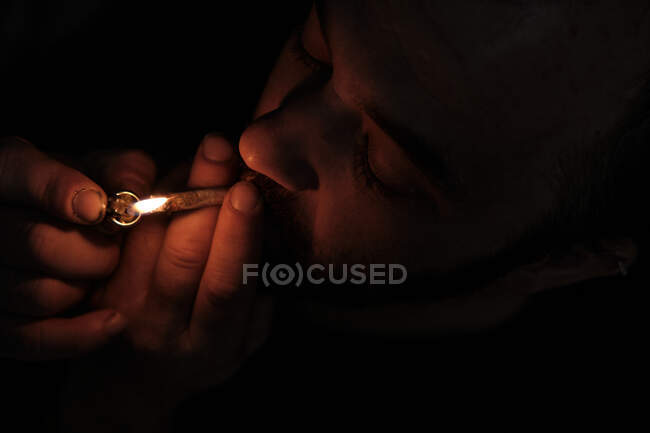Erwachsener Mann raucht Cannabis-Joint — Stockfoto