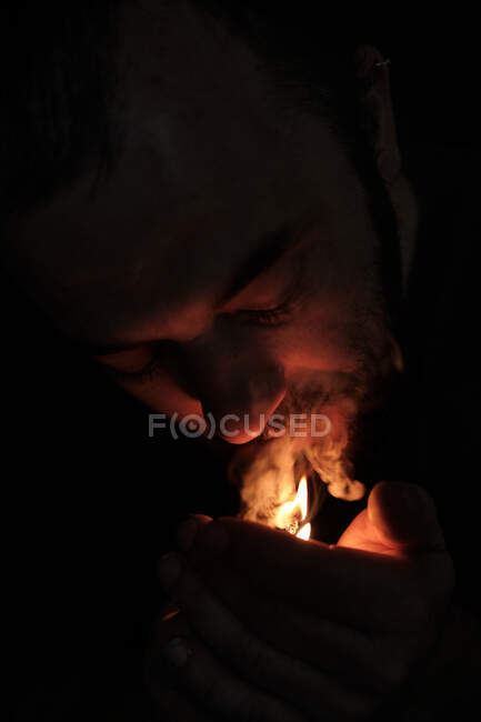 Hombre adulto fumando marihuana conjunta - foto de stock