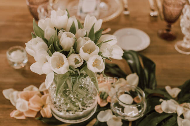Elegante banchetto con fiori sotto tenda — Foto stock