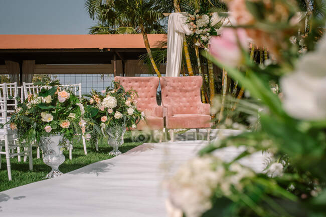 Beautiful decoration for wedding ceremony in tropical resort yard — Stock Photo