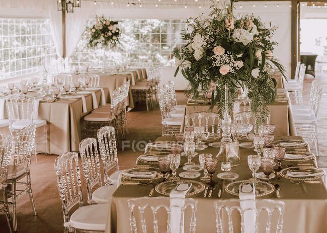 Elegante banquete con flores debajo de la tienda - foto de stock
